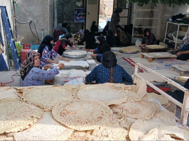 پخت نان جهت پذیرایی از زائران اباعبدالله الحسین